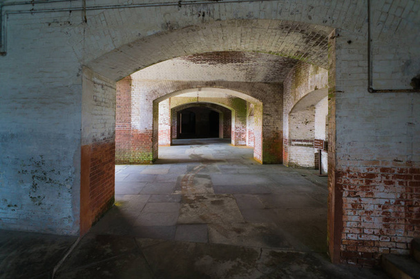 Масонство изогнуло коридор, уходящий во тьму. Типичные форты и тюрьмы викторианского периода
 - Фото, изображение