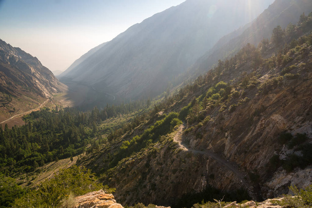 Secco sentiero polveroso zig zagging su una montagna desertica in California
 - Foto, immagini