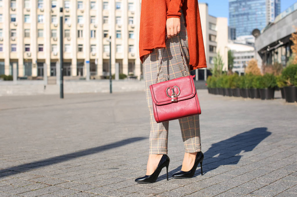Модна молода жінка зі стильною сумкою на відкритому повітрі
 - Фото, зображення