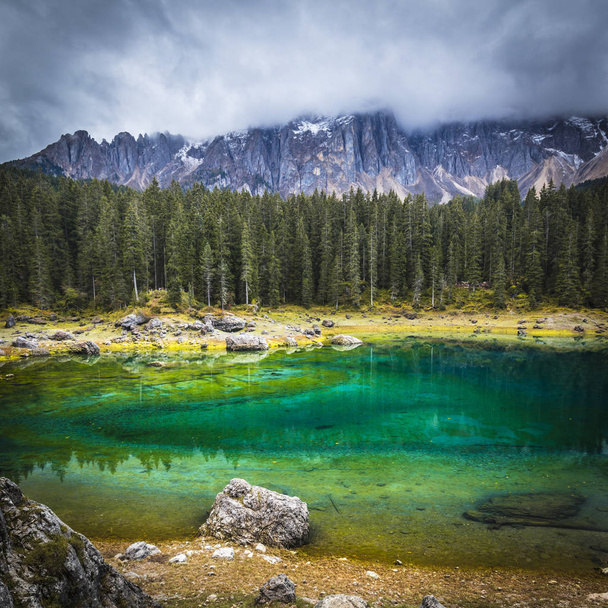 Berühmter Carezza-See in den italienischen Alpen - Foto, Bild