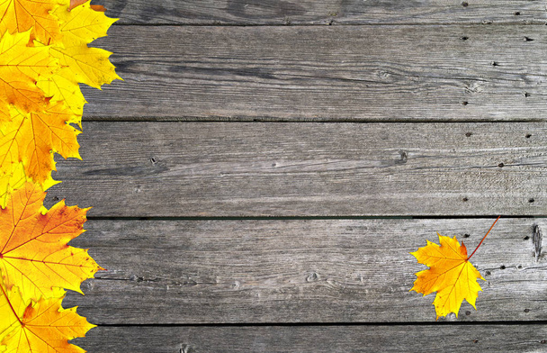Herbst Saison Blätter Dekoration auf Holz Hintergrund - Foto, Bild