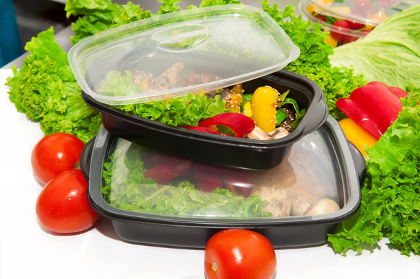Chicken with lettuce and vegetables in lunchbox - Φωτογραφία, εικόνα