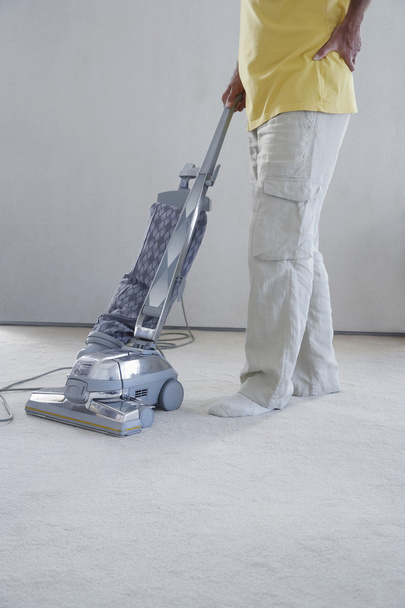 Man Vacuuming Cleaner - Foto, afbeelding