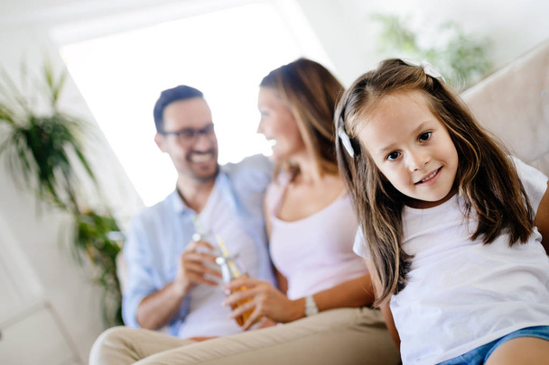 Młody szczęśliwy dziewczynka, ciesząc się razem z rodzicami w domu - Zdjęcie, obraz