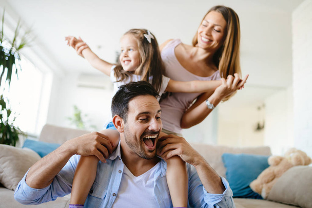 Ευτυχισμένη οικογένεια διασκέδαση φορές μαζί στο σπίτι - Φωτογραφία, εικόνα