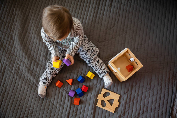 Retrato de niño lindo con síndrome de Down jugando en casa
 - Foto, Imagen