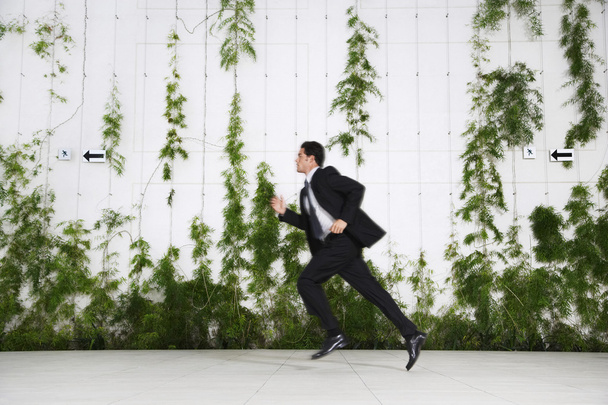Бизнесмен, бегущий под открытым небом
 - Фото, изображение