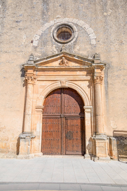 Außentür, Säulen und Reliefs, in der Kirche Santa Cristina, Wahrzeichen der Renaissance und öffentliches Denkmal aus dem sechzehnten Jahrhundert, in burgo de osma, soria, Spanien, Europa - Foto, Bild