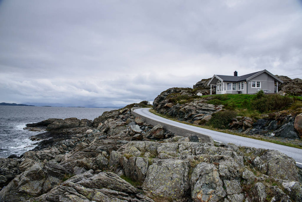Maison près de la mer. Norvège. Fjord
. - Photo, image