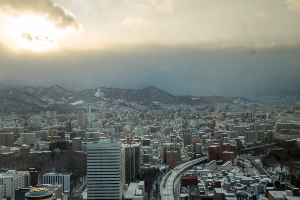 Panoramę miasta Sapporo (krajobraz miejski) od góry budynek Jr Tower obserwacji pokładu T38 w Japonii - Zdjęcie, obraz