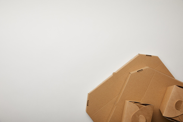 vista superior de la pizza de cartón y cajas de fideos en la superficie blanca
 - Foto, Imagen