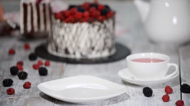 Модний сільський вертикальний рулет високий торт з шоколадом, ванільним кремом та ягодами
. - Кадри, відео