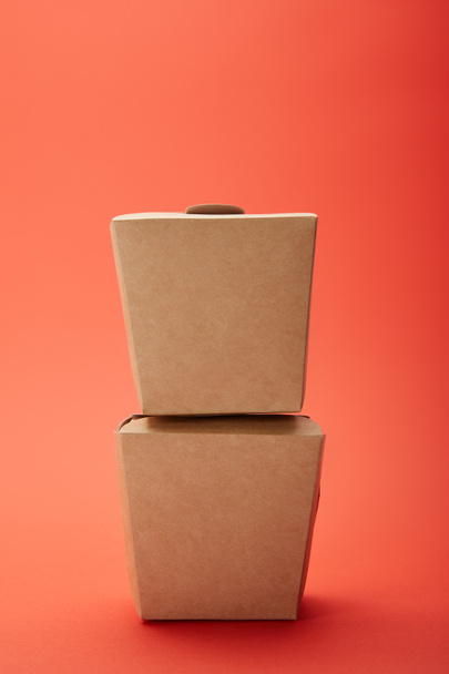 vista de perto de caixas de macarrão em vermelho, conceito minimalista
  - Foto, Imagem