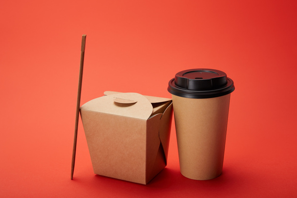 boîte à nouilles, tasse de café en papier avec baguettes sur rouge, concept minimaliste
 - Photo, image