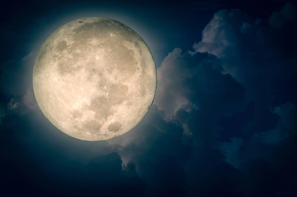 Fantasme surréaliste pleine lune sur ciel nuageux nuit
 - Photo, image