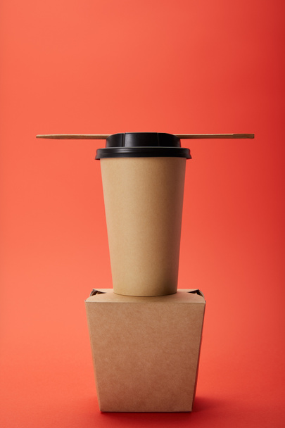 boîte à nouilles disposée, tasse de café en papier avec baguettes sur rouge, concept minimaliste
 - Photo, image