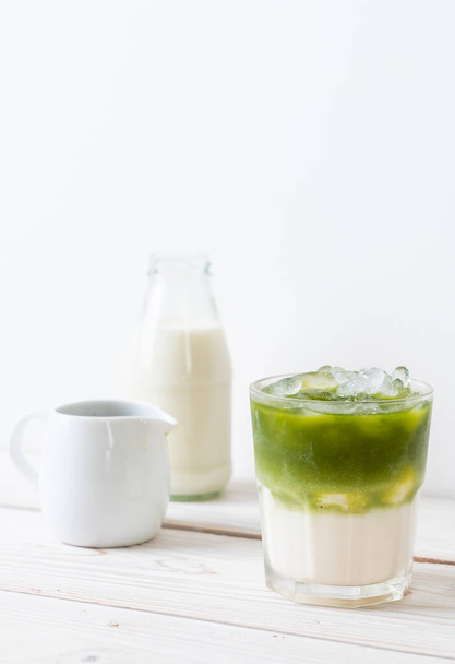 iced matcha green tea latte with milk - 写真・画像
