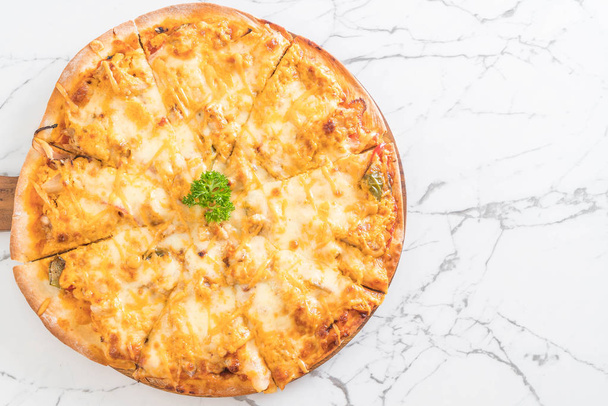chicken grilled pizza with thousand island sauce on table - Foto, Imagem
