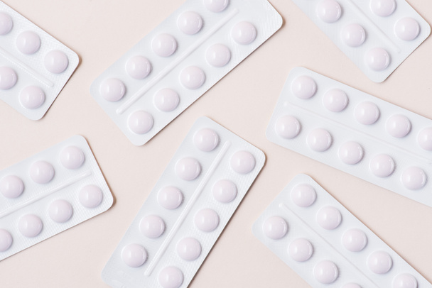 vista superior de ampollas blancas con pastillas en beige
 - Foto, Imagen