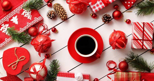 Decoraciones y regalos de Navidad alrededor del café
 - Foto, Imagen