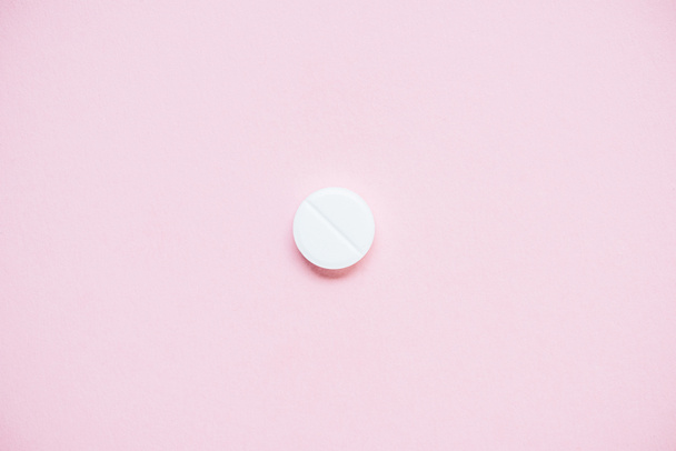 top view of white medical pill on pink surface - Fotoğraf, Görsel