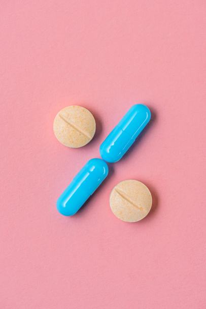 top view of percent sign made of pills on pink - Φωτογραφία, εικόνα