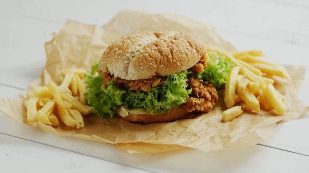 Frytki i burger na pergaminie - Zdjęcie, obraz