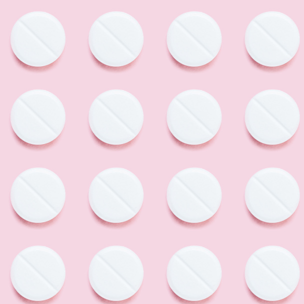 patroon van medische pillen op roze oppervlak (bovenaanzicht) - Foto, afbeelding