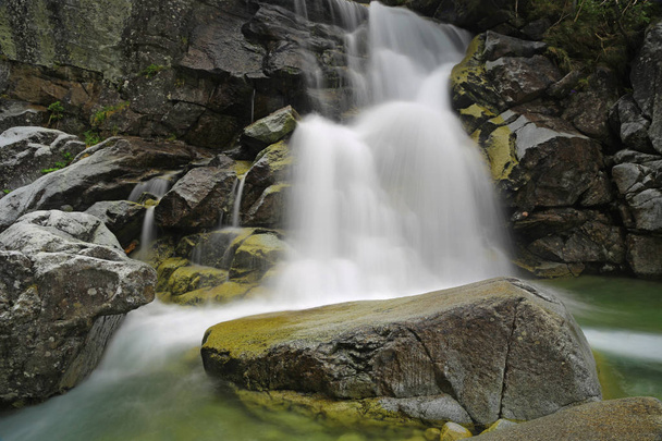 влажный камень и водопад в горах. Татры, Словакия
 - Фото, изображение