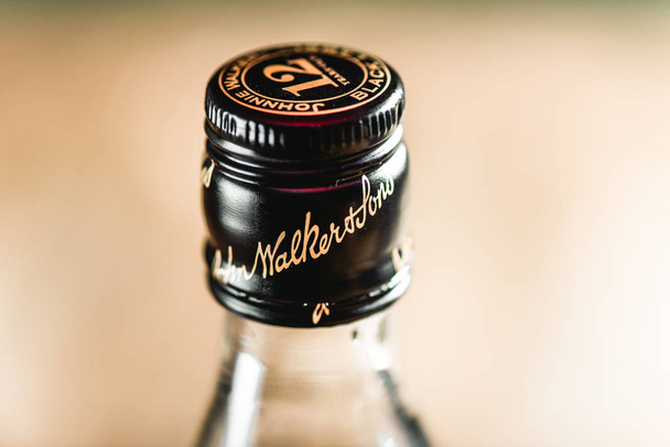 Johnnie Walker Black Label üveg cork a whiskey bottle közelről. Johnnie Walker a blended whisky, és az egyik híres márkák a világban - Fotó, kép
