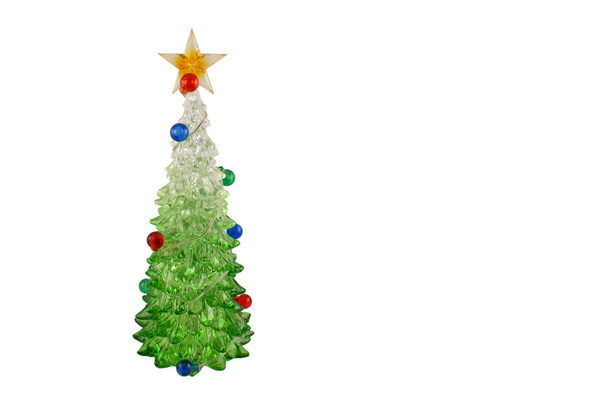 Kerstboom decoratie stock afbeeldingen. Kerstdecoratie geïsoleerd op een witte achtergrond. Kerstboom met een ster. Kerstboom van glas - Foto, afbeelding