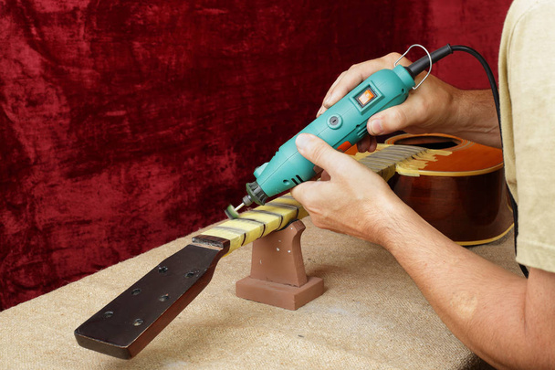 ギターのネックを研磨労働者フレット ドレメルを貼り付けて五井楽器ギター修理・ サービス-. - 写真・画像