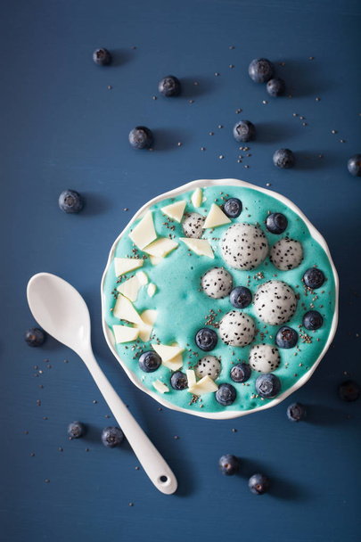 υγιή μπλε σπιρουλίνα μπολ smoothie με Μύρτιλο, λευκή σοκολάτα, φρούτα δράκος, σπόρου chia - Φωτογραφία, εικόνα