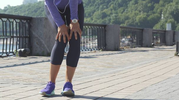 Femme fait des exercices pour les jambes sur la promenade
 - Photo, image