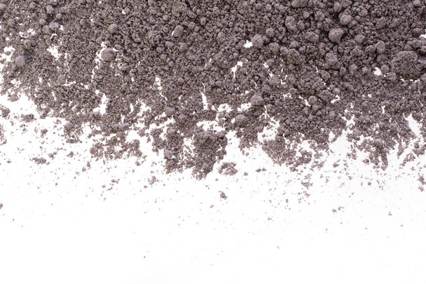 Косметический фон, текстура минеральной глины. Маска сухая черная глина для лица и ухода за телом. Изолированный на белом фоне
 - Фото, изображение