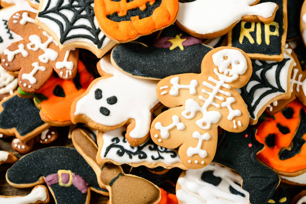 close up of homemade traditional Halloween icing sugar cookies - Foto, Imagen