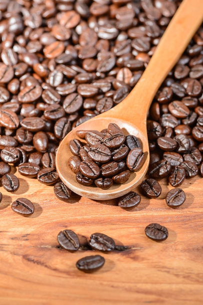 coffee beans in the wooden spoon - Fotografie, Obrázek