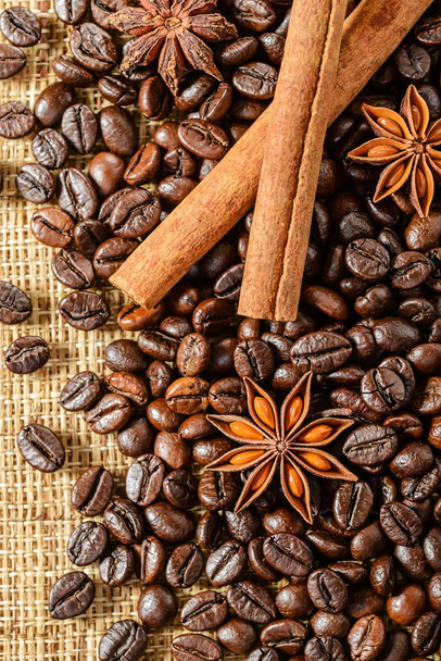 coffee beans and cinnamon sticks - Valokuva, kuva
