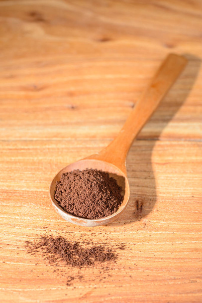 coffee powder in the wooden spoon - Foto, imagen