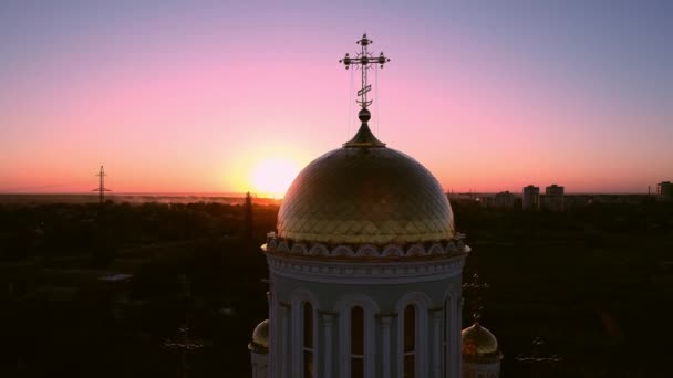 Kostel při západu slunce, kopule a kříže na slunci. fotografování ze vzduchu - Záběry, video
