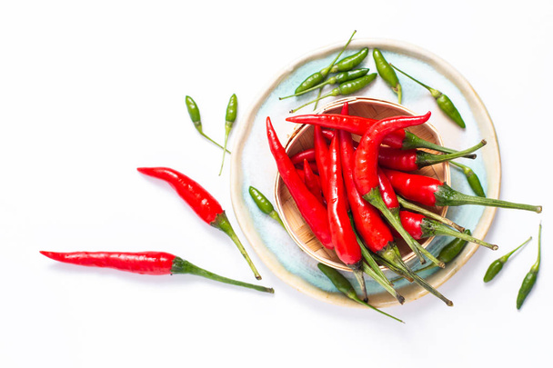 Voedsel concept Chili Padi, Bird's Eye Chili, Thaise peper en rode chili op bamboe dienblad met kopie ruimte - Foto, afbeelding