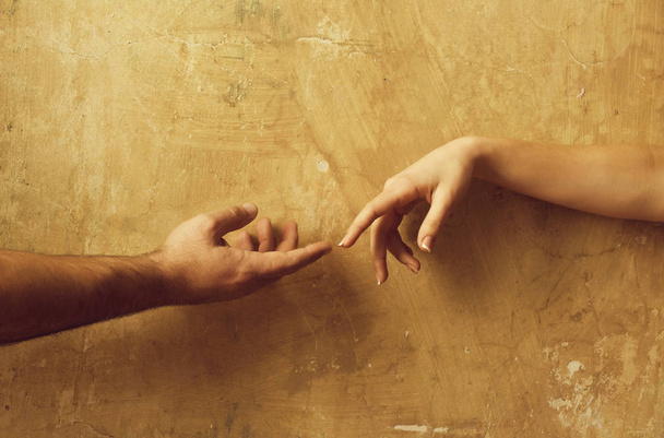 Mannelijke en vrouwelijke handen met elkaar te bereiken - Foto, afbeelding