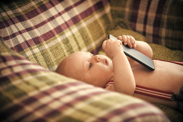 Infant use mobile phone or smartphone - Φωτογραφία, εικόνα