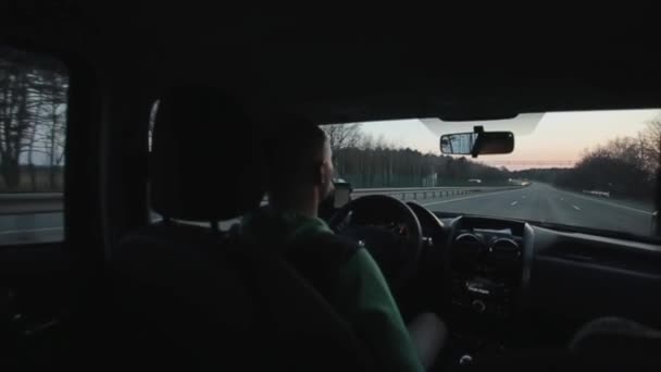 Achteraanzicht van een man het besturen van een auto op de snelweg - Video