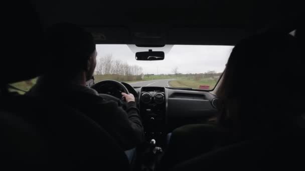 Молодий чоловік і дружина подорожують на машині по сільській дорозі. Вид ззаду
 - Кадри, відео