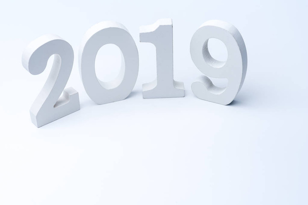 白い背景の上の部屋 2019 年。新しい年の概念。石膏製. - 写真・画像
