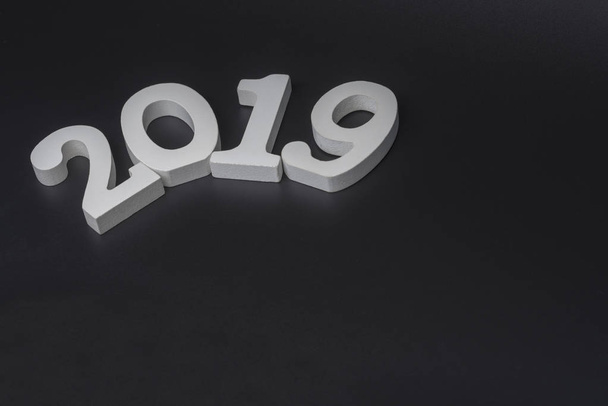 Новий рік дві тисячі дев'ятнадцять, білі цифри на чорному тлі. Концепція нового року 2019
. - Фото, зображення