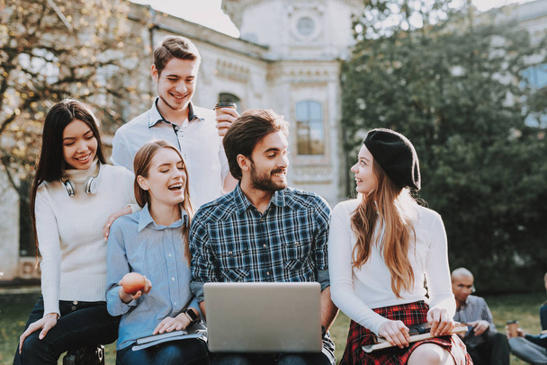 Group of Young People. Sit. Courtyard. University. Students. Study Together. Good Mood. Laptop. Textbooks. Have Fun. Notebooks. Friendship. Knowledge. Architecture. Freelance. Hipster. - Foto, imagen