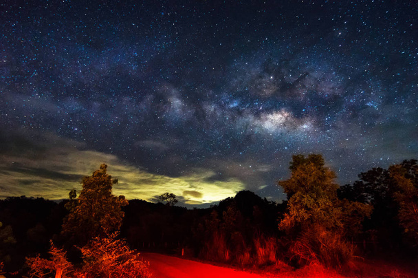 Melkwegstelsel met sterren en ruimtestof in het heelal, lange snelheid. Baan Na Sak, Mae Moh Lampang Thailand. - Foto, afbeelding