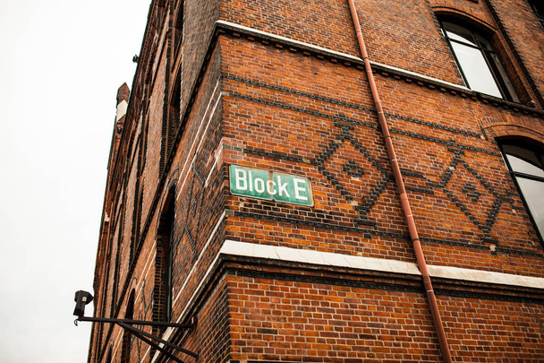 Image of a street sign on the building - 写真・画像